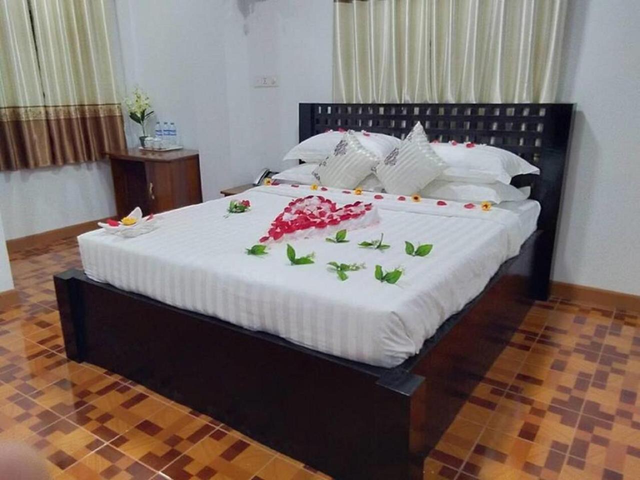 Golden Palace Hotel Hpa-an Esterno foto